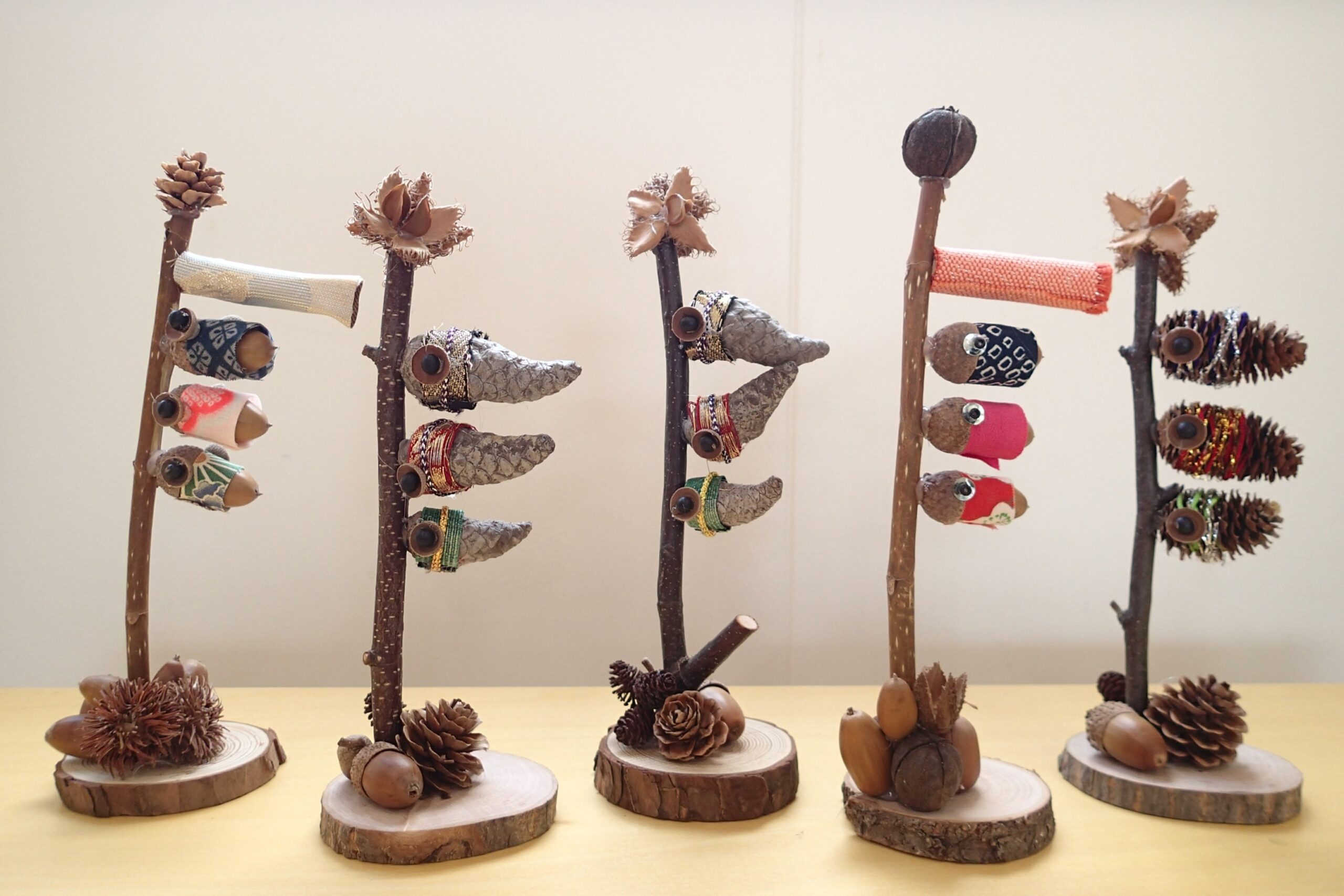 マツボックリを使ったこいのぼりの作品