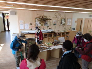 ミズバショウの説明を受ける参加者の皆さん