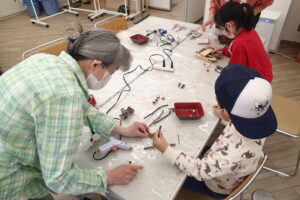 材料を選んでくっつけているところ