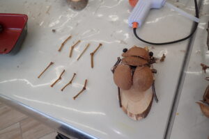 材料を選んで揃えて並べている