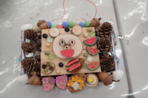 木の板にたくさん飾り付けたプレート