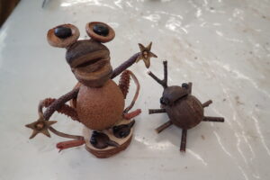 木の実や枝で作ったカエルとカブトムシ