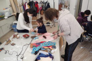 こいのぼりを作る親子