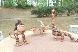 木の実で作った恐竜たち