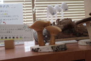 木製のキノコのオブジェ