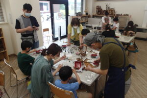 森の材料で工作する参加者の皆さん