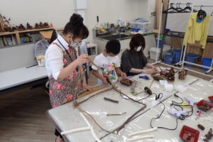 工作する参加者の皆さんとサポートするボランティアさん