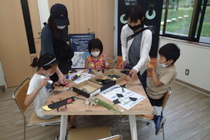 ホタル切り紙を楽しむ参加者の皆様