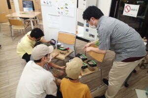 カエルたちのブース