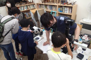 顕微鏡をのぞく子ども