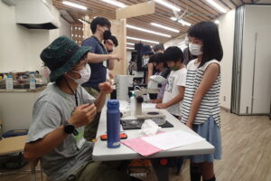 不思議に思ったことを質問する小学生