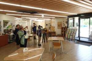 双眼鏡の使い方の練習をする参加者の皆さん