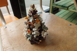 ドライフラワーをちりばめた円錐形のオブジェ