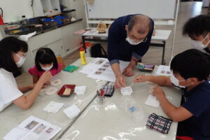子どもたちに作り方を教えてくれました。