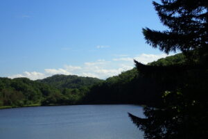 池の向こうに恵庭岳が見える