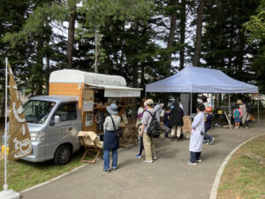 キッチンカーに並ぶお客様
