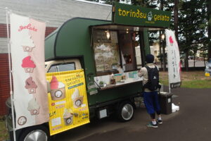 キッチンカーで買い物をするお客様