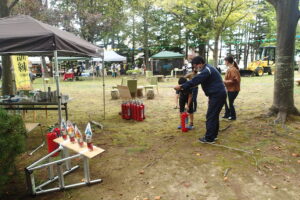 消火器体験をする親子