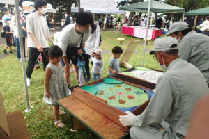 スマートボールに集まる親子