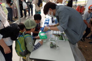虫の説明をしてくれるボランティアのお兄さん