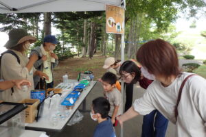 虫の観察をする親子