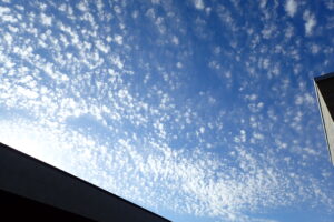 うろこ雲と青空
