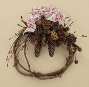 マツボックリがたくさんついたリース