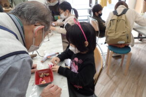 西岡公園のボランティア「森の工作」と参加者