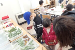 材料を選ぶ参加者