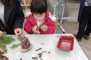 真剣に作る小さな子ども