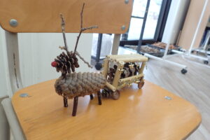 シカと、車のオブジェ