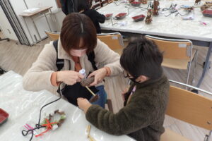 真剣に作る小さな子ども