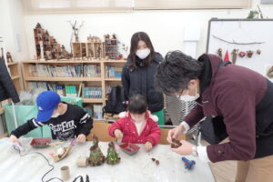 工作作りを楽しむ参加者