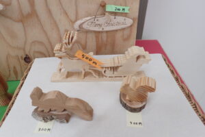 サンタとトナカイの木製のオブジェ