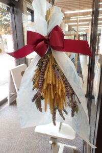 グラス類の穂とドライフラワーのスワッグ