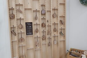 木の輪の絵のついたストラップ