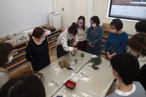 作り方をレクチャーするボランティアさん