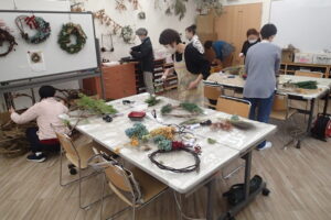 リースを作る参加者の皆様