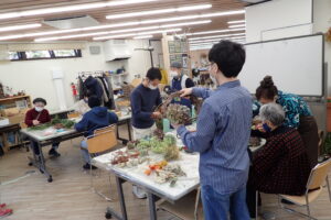 クリスマスリースを作る参加者の皆様