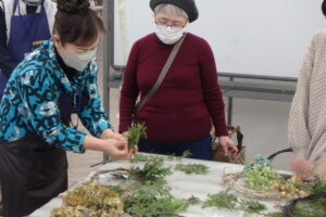 丁寧に教えてくれるボランティアさん