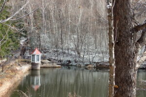 屋根に雪の積もった取水塔