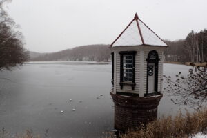 屋根に雪が積もった取水塔