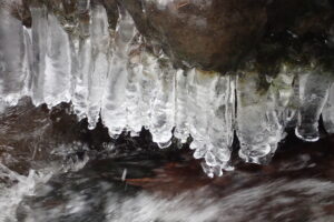 川にかかる橋に付いた氷