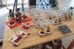 クリスマスのオブジェと干支のオブジェ