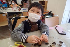 作品を作る小さいお子さん