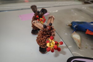 マツボックリで作られたウサギの工作