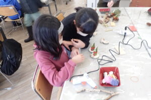 兄弟で作っているところ