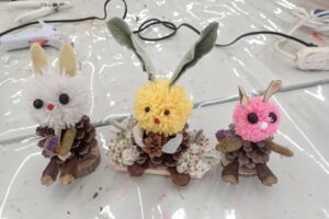 マツボックリで作られたウサギの工作