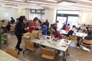 楽しく工作をする参加者の皆さん