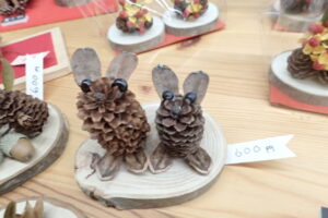 マツボックリで作った干支のウサギ